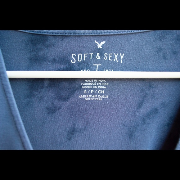 SOLD AE Ruffle Top - Picture 3 of 3